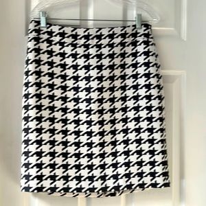 Banana Republic houndstooth dark grey and off white straight skirt.